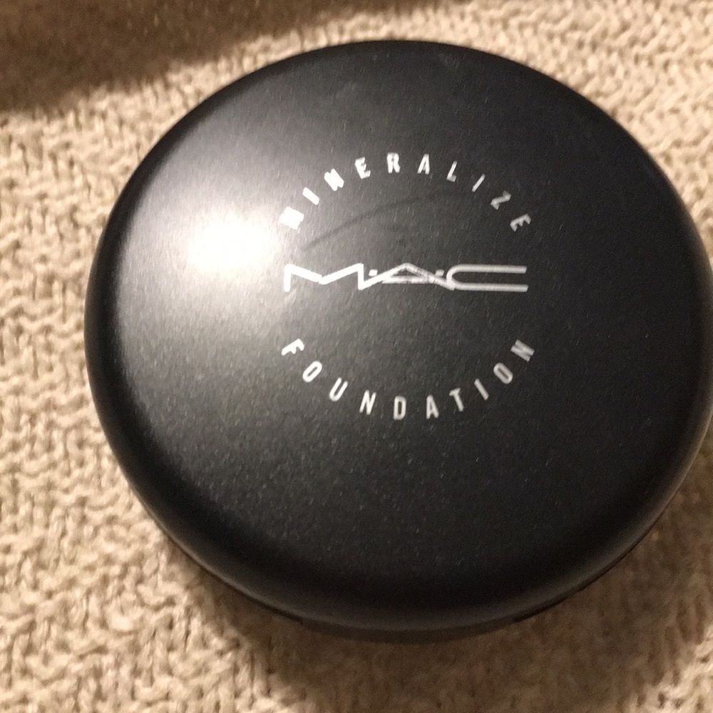 Mac mineralize foundation sold